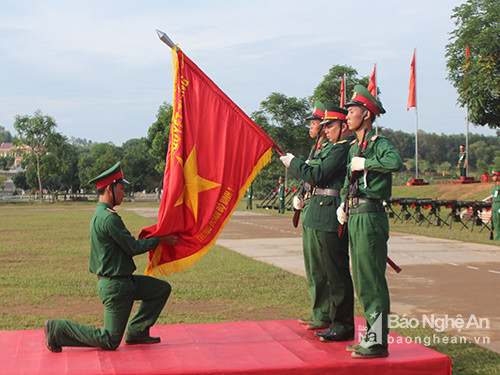 Binh nhì Phan Đức Vũ - đại diện cho 710 chiến sỹ mới lên tuyên thệ.  -Ảnh: Tường Hiếu
