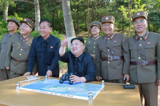 Nhà lãnh đạo Triều Tiên Kim Jong-un cùng các cố vấn thân cận. Ảnh: Reuters.