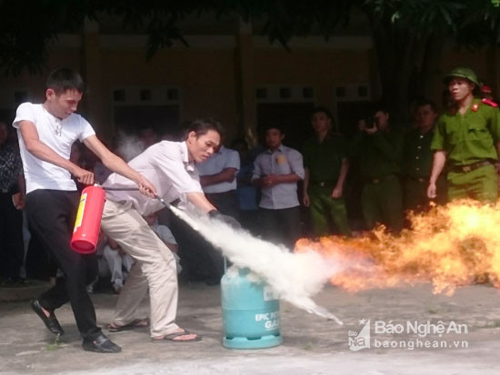  Các học viên thực hành dập tắt đám cháy khí Gas.