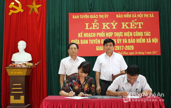 Đại diện Ban Tuyên giáo Thị ủy và Bảo hiểm xã hội Thị xã Thái Hòa ký kết quy chế phối hợp công tác