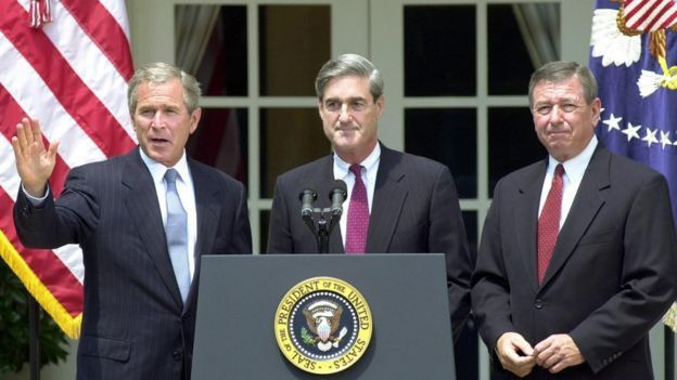 Ông Mueller (giữa) được Tổng thống  George W Bush bổ nhiệm làm giám đốc FBI chỉ một tuần trước khi xảy ra vụ tấn công 11/9/2001. Ảnh AFP