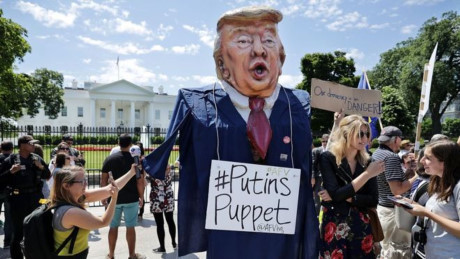Nhiều người biểu tình phản đối Tổng thống Donald Trump sau khi sa thải Giám đốc FBI James Comey – người đang dẫn dắt cuộc điều tra Trump-Nga (Ảnh: AFP)