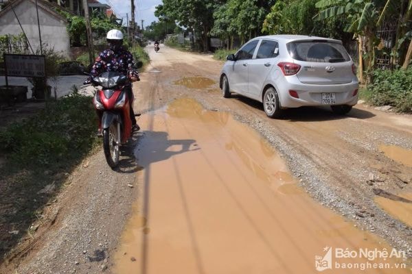 Đường qua xã Phúc Thành (Yên Thành) bị xuống cấp nghiêm trọng. Ảnh: Xuân hoàng