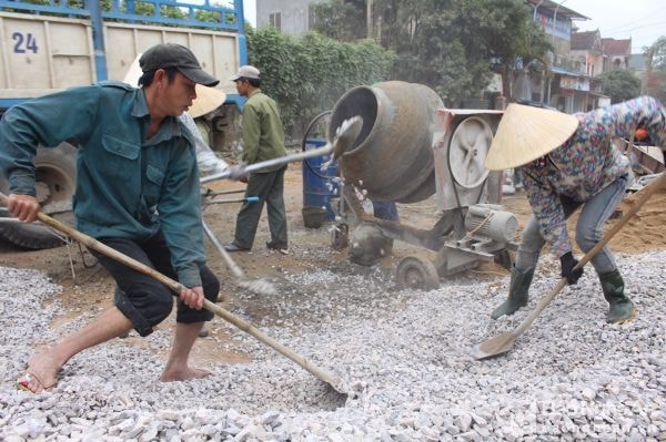 Làm đường giao thông ở huyện Tân Kỳ. Ảnh: Trân Châu