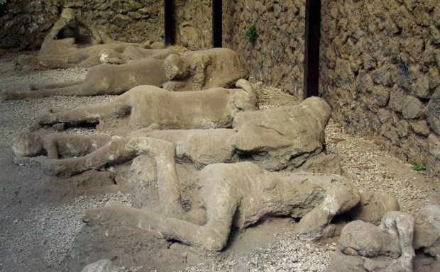 Hơn 2.000 năm trước, hơn 20.000 người dân ở Pompeii, Italy bị chôn vùi cùng tất cả công trình trong thành phố dưới lớp tro bụi của núi lửa Vesuvius.