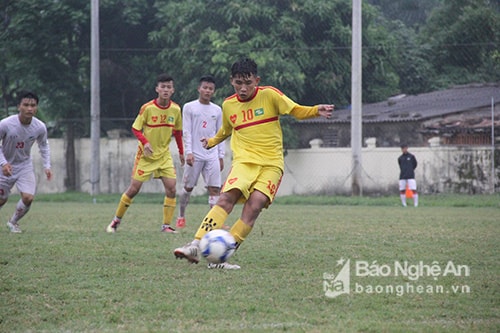 Tiền vệ Đinh Xuân Tiến trong màu áo Nhi đồng Nam Đàn ngày nào giờ đã là tuyển thủ U16 Việt Nam khi chưa tròn 15 tuổi – Trung Kiên