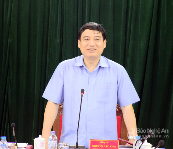 Đồng chí Nguyễn Đắc Vinh- Ủy viên Trung ương Đảng, Bí thư Tỉnh ủy, Trưởng Đoàn ĐBQH chủ trì phiên họp.