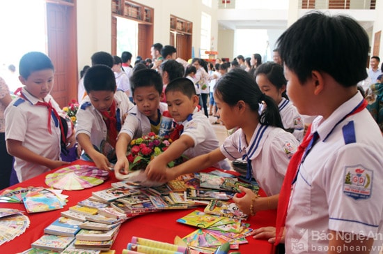 Hưởng ứng Ngày Sách Việt Nam, hàng trăm học sinh tiểu học  huyện Thanh Chương được hưởng lợi từ chương trình Nhóm Sách hóa Nông thôn Miền nam. Ảnh: Thu Hương.