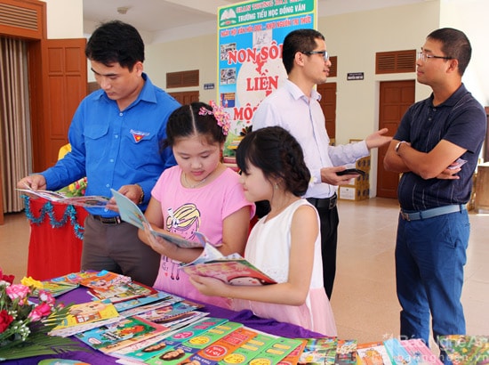 Đây là lần thứ hai học sinh tiểu học huyện Thanh Chương được hưởng chương trình. Đợt này mỗi trường được nhận 1 tủ sách trị giá 1,2 triệu đồng. Ảnh:: Thu Hương.