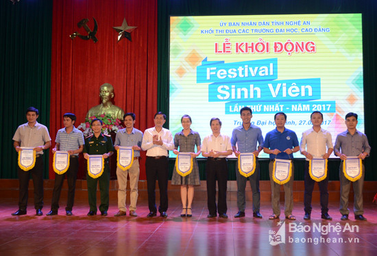 Ban tổ chức Festival sinh viên Nghệ An lần thứ nhất tặng cờ lưu niệm cho 9 trường đại học, cao đẳng trên địa bàn. Ảnh: Thanh Sơn