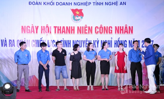 Các trò chơi vui nhộn thu hút nhiều đoàn viên thanh niên tham gia. Ảnh Thanh Lê