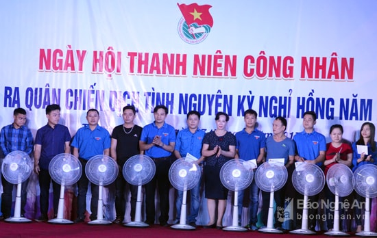 Trao tặng quà cho thanh niên công nhân có hoàn cảnh khó khăn. Ảnh Thanh Lê