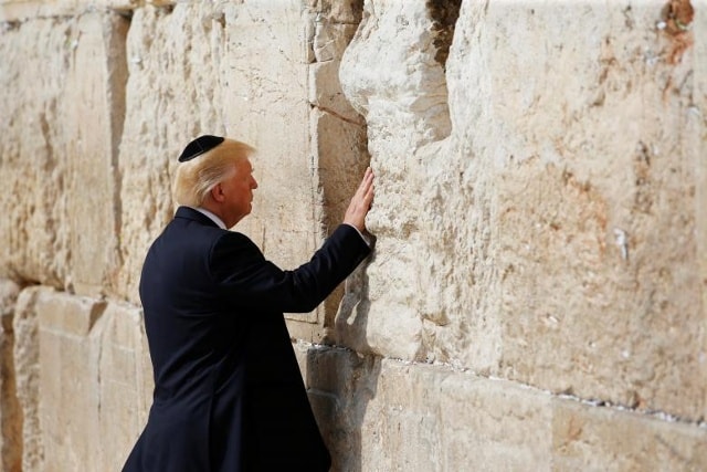 Tổng thống Donald Trump cầu nguyện tại Bức tường Than khóc ở Jerusalem