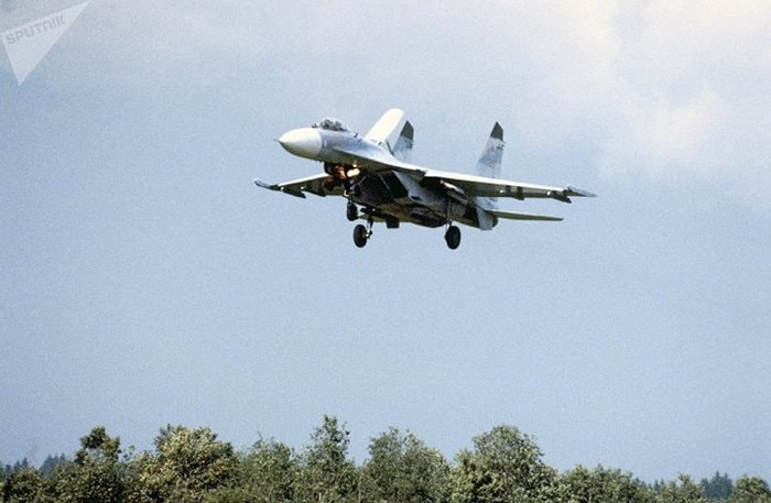 Chiến cơ Su-27M trên không.