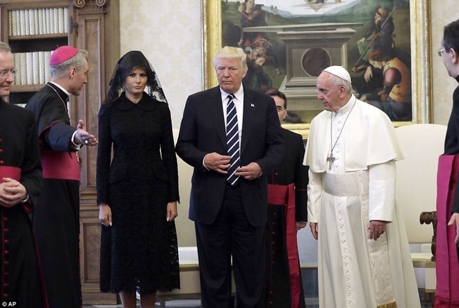 Mỗi lần đi công du với chồng là bà Trump lại mạnh tay sắm đồ hiệu từ đầu tới chân - Ảnh 10. Mỗi lần đi công du với chồng là bà Trump lại mạnh tay sắm đồ hiệu từ đầu tới chân - Ảnh 10.