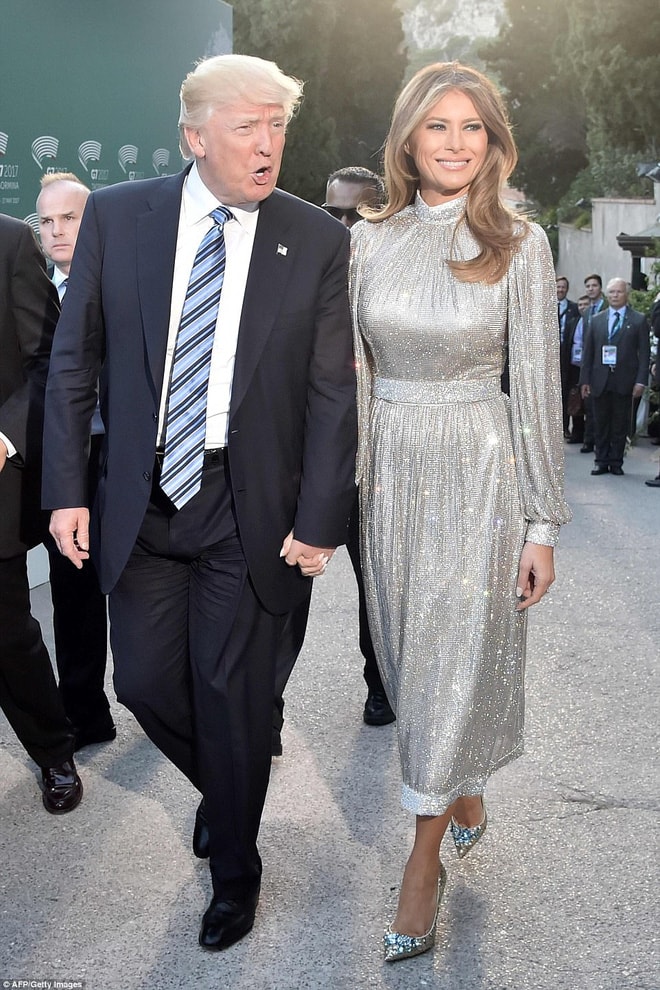 Mỗi lần đi công du với chồng là bà Trump lại mạnh tay sắm đồ hiệu từ đầu tới chân - Ảnh 4. Mỗi lần đi công du với chồng là bà Trump lại mạnh tay sắm đồ hiệu từ đầu tới chân - Ảnh 4.