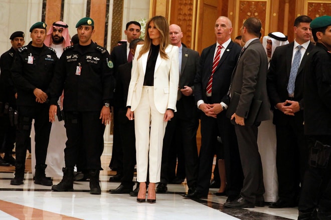 Mỗi lần đi công du với chồng là bà Trump lại mạnh tay sắm đồ hiệu từ đầu tới chân - Ảnh 16. Mỗi lần đi công du với chồng là bà Trump lại mạnh tay sắm đồ hiệu từ đầu tới chân - Ảnh 16.
