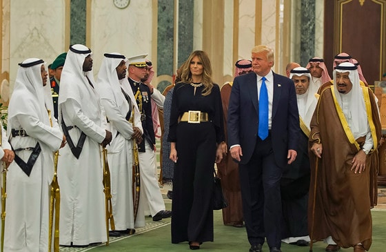 Vua Salman bin Abdulaziz al-Saud (phải) cùng Tổng thống Donald Trump (thứ hai, từ phải sang) và đệ nhất phu nhân Melania tại lễ đón ở thủ đô Riyadh