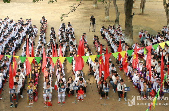 Lô Thị Bé (áo dài đỏ) ngồi hàng đầu trong Lễ Tổng kết năm học của Trường THPT Quế Phong