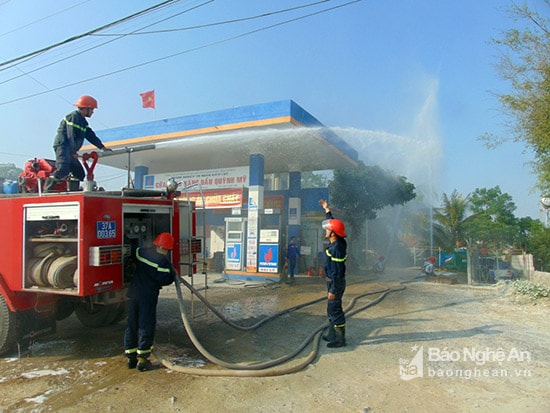 Lực lượng PCCC số 4 triển khai phương án phương án phòng cháy chữa cháy tại cửa hàng xăng dầu Kiên Lục. Ảnh: Thanh Toàn