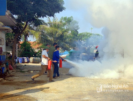 lực lượng phòng cháy chữa cháy cơ sở dùng các phương tiện tại chỗ để chữa cháy, không để đám cháy lây lan. Ảnh: Thanh Toàn