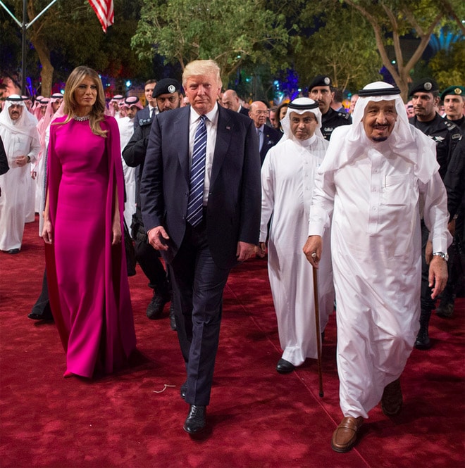 Bà Melania Trump diện váy hồng thuộc thương hiệu Reem Acra cùng Tổng thống Trump dự lễ đón do Nhà vua Salman bin Abdulaziz Al Saud tổ chức tại cung điện Al Murabba ở Riyadh.Thêm một thiết kế thể hiện sự