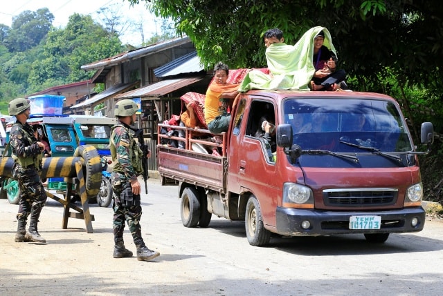 quân đội đã thiết lập các chốt kiểm tra trên những con đường ra vào Marawi. Thành phố này bị nhóm phiến quân Hồi giáo Maute có liên hệ với tổ chức khủng bố Nhà nước Hồi giáo tự xung (IS) tấn công từ đêm 23/5.