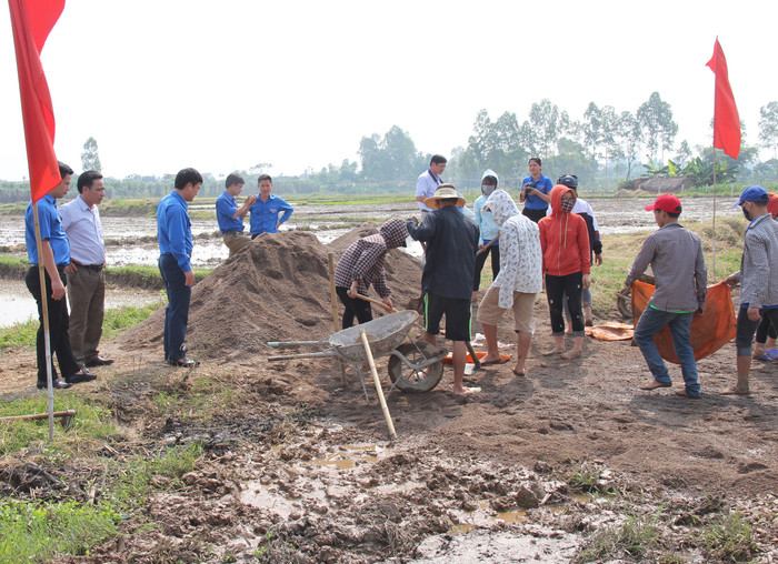 Triển khai làm sân bóng chuyền tặng thanh thiếu niên xã Diễn Quảng. Ảnh: Hoài Thu