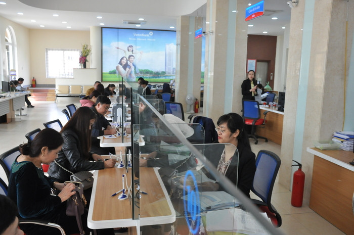 Giao dịch tại Vietinbank chi nhánh Nghệ An. Ảnh: Thu Huyền