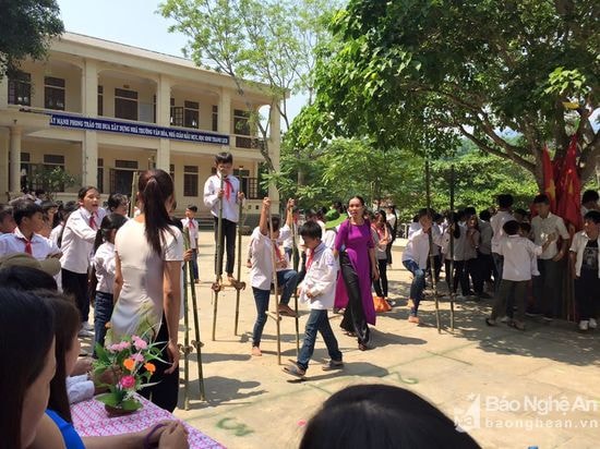 Các em học sinh Trường THCS Tam Quang (Tương Dương) thi đi cà kheo. Ảnh: Đình Tuân