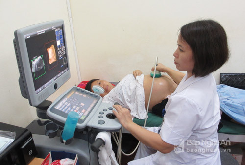 Trung tâm CSSKSS tỉnh có đội ngũ y, bác sĩ chuyên môn tốt, cùng với hệ thống máy siêu âm 4D hiện đại, hỗ trợ thực hiện hiệu quả kỹ thuật khám sàng lọc trước sinh. Ảnh Đinh Nguyệt