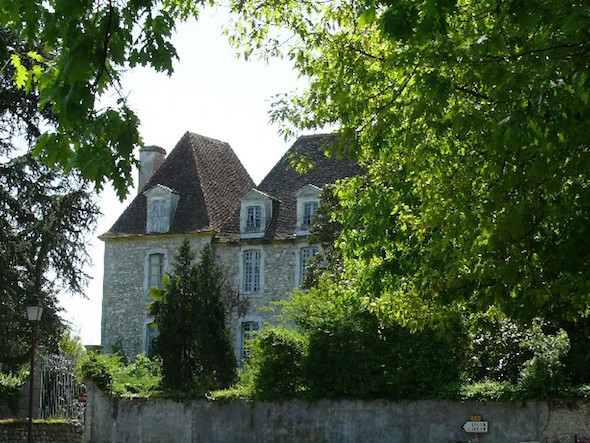 Năm 1947, Bảo Long cùng các em được mẹ là Nam Phương hoàng hậu đưa sang Pháp sống lưu vong. Năm 1948, bà Nam Phương cho Bảo Long vào học ở trường Ecole des Roches tại lâu đài Maslaqc. 