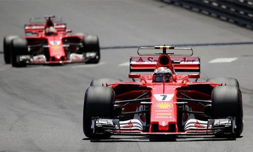 Raikkonen (chạy xe số 7) dẫn đầu sau khi xuất phát cho đến khi bị gọi vào pit vào thời điểm có lợi cho Vettel, đồng đội chạy phía sau anh. Ảnh: Reuters.