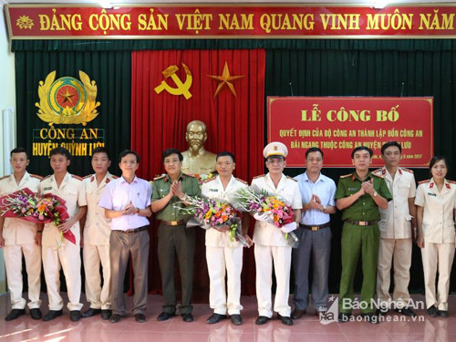 Lãnh đạo Công an tỉnh, lãnh đạo huyện và Công an huyện tặng hoa chúc mừng CBCS Đồn Công an Bãi ngang.