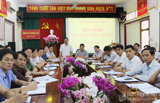 Đồng chí Nguyễn Hữu Lậm - Ủy viên Ban Thường vụ Tỉnh ủy, Trưởng ban Tổ chức Tỉnh ủy đánh trống khia giảng năm học mới 2016 - 2017