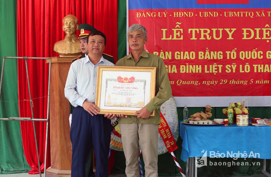 Đại diện lãnh đạo huyện Tương Dương trao bằng Tổ quốc ghi công cho đại diện gia đình thân nhân liệt sỹ.