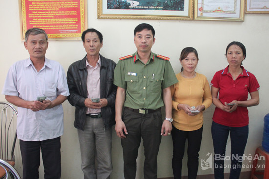 Công an tỉnh Nghệ An trao trả ngoại tệ cho người lao động bị các đối tượng lừa đi nước ngoài trái phép.  Ảnh: Trung Đức