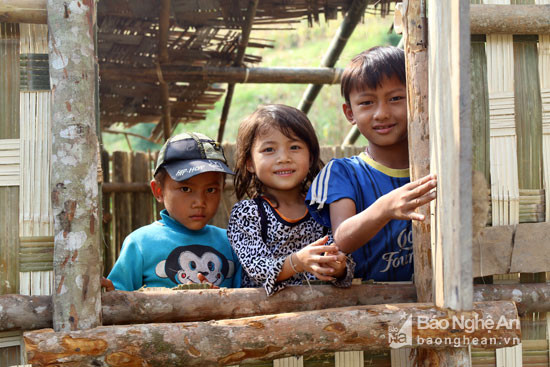 Những ngôi nhà dùng đựng thóc lúa bên đường ở xã Keng Đu (Kỳ Sơn) cũng là không gian vui chơi của trẻ em người Khơ Mú. Ảnh: Đào Thọ