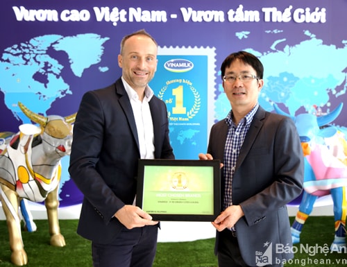 Ông David Anjoubault, Tổng Giám đốc Kantar World Panel trao chứng nhận “Thương hiệu số 1 Việt Nam” cho Ông Phan Minh Tiên – Giám đốc điều hành Vinamilk