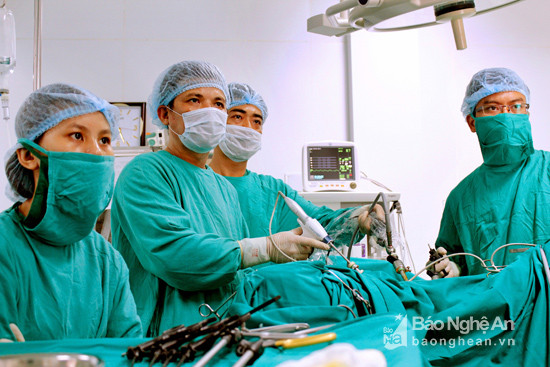 Phẫu thuật cho bệnh nhân tại Bệnh viện Ung bướu Nghệ An. Ảnh: Từ Thành