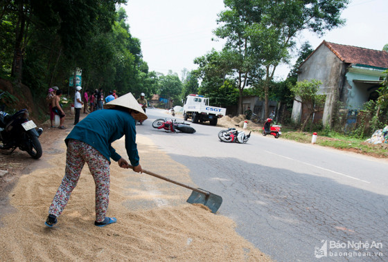 Việc chiếm dụng lòng đường để làm sân phơi là một trong những nguyên nhân dẫn đến vụ tai nạn nhưng hậu quả lại do người đi đường gánh chịu. Ảnh: Thành Cường.