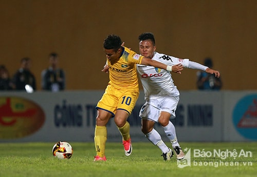 SLNA thất bại 0-1 đầy tiếc nuối khi gặp Hà Nội tại lượt đi V.League 2017 - Ảnh: Trung Kiên 