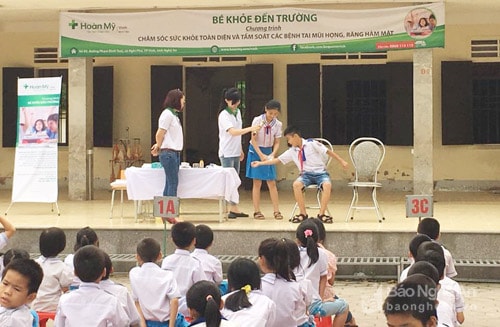 Bệnh viện Quốc tế Vinh phối hợp với các trường tổ chức những buổi ngoại khóa,  trang bị kiến thức chăm sóc sức khỏe hữu ích cho học sinh tiểu học.