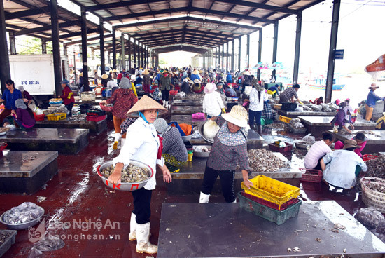 Mỗi ngày có tới 600 - 700 người dân đến mua bán hải sản tại cảng cá Lạch Vạn. Ảnh Quang An