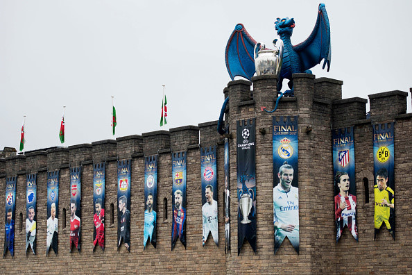 Lâu dài Cardiff cổ kính được trang trí bằng những tấm banner in tên các đội bóng tham dự Champions League năm nay.