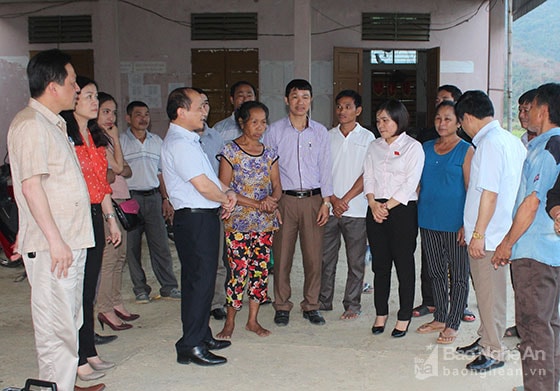 Đoàn đại biểu Quốc hội tỉnh Nghệ An thực hiện chương trình giám sát ở xã Nga My, Tương Dương. Ảnh: Tư liệu