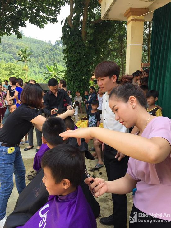 Các em học sinh Đan Lai được cắt tóc miễn phí. Ảnh: Bá Hậu