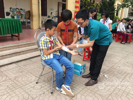 Bác sĩ khoa Nhi, bệnh viện Quốc tế Vinh hướng dẫn học sinh thực hành sơ cấp cứu. Ảnh Đinh Nguyệt
