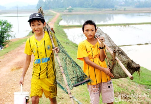 Cùng đi mò cua cải thiện bữa ăn cho gia đình. Ảnh: Huy Thư