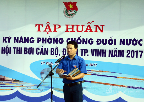 Anh Nguyễn Bá Thắng- Phó Bí thư Thành đoàn Vinh khai mạc buổi lễ. Ảnh Thanh Lê